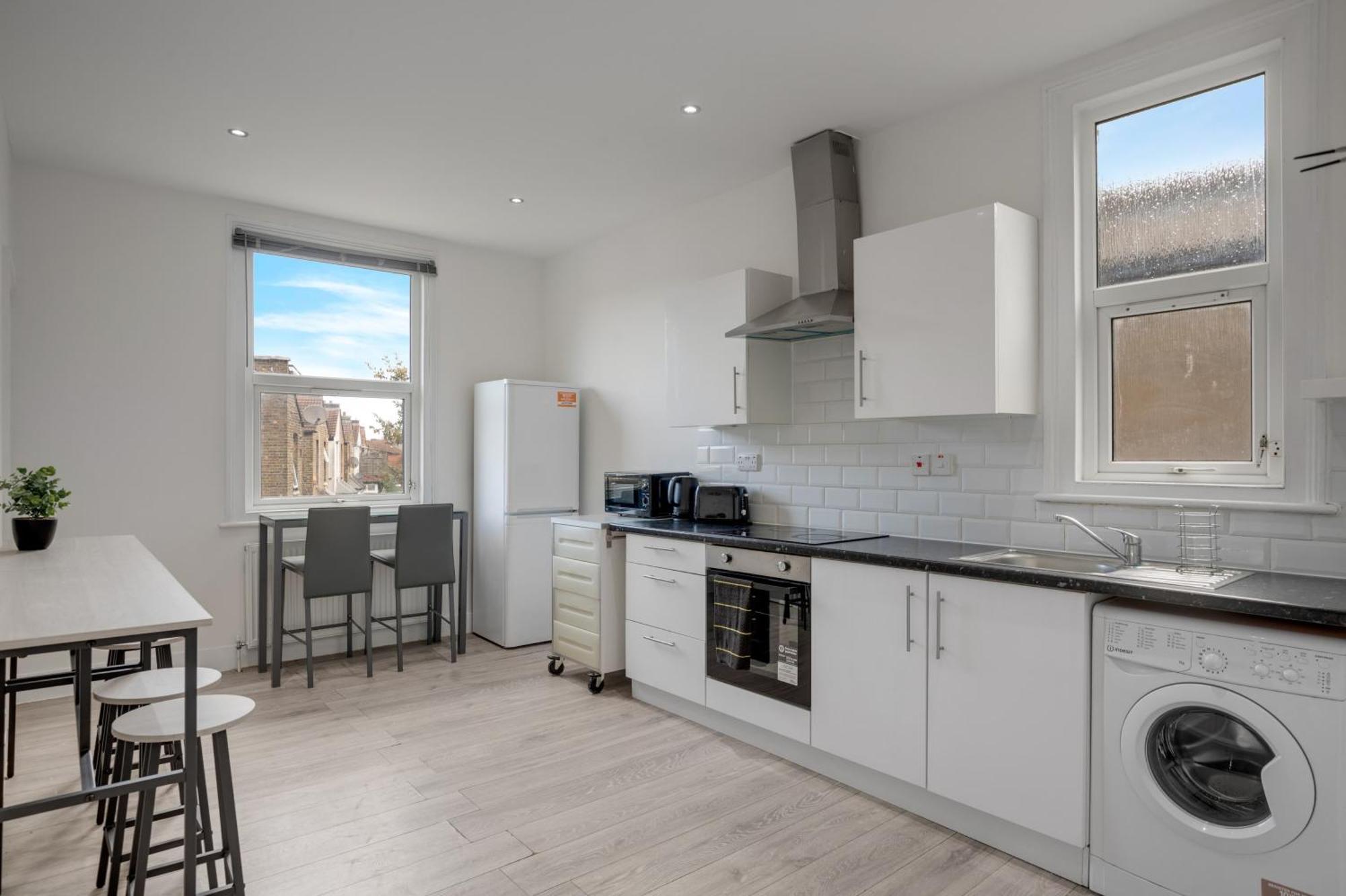 Apartment Annika - 3 Bedroom House, Driveway,2 Free Parking, Sleeps 7,cozy Garden *