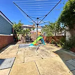 Annika - 3 Bedroom House, Driveway,2 Free Parking, Sleeps 7,Cozy Garden