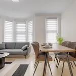 Annika - 3 Bedroom House, Driveway,2 Free Parking, Sleeps 7,Cozy Garden