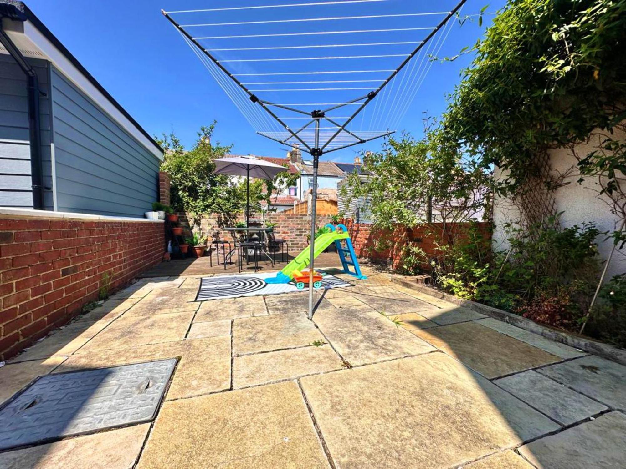 Annika - 3 Bedroom House, Driveway,2 Free Parking, Sleeps 7,cozy Garden
