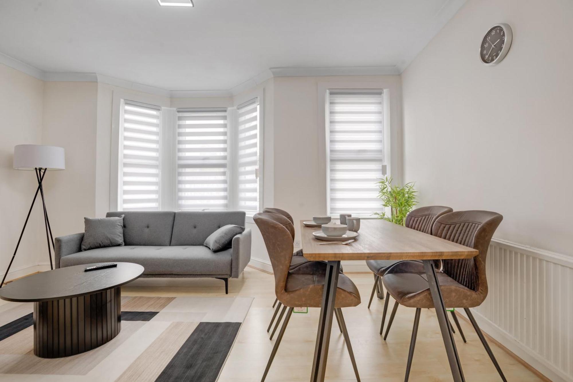 Annika - 3 Bedroom House, Driveway,2 Free Parking, Sleeps 7,cozy Garden Portsmouth