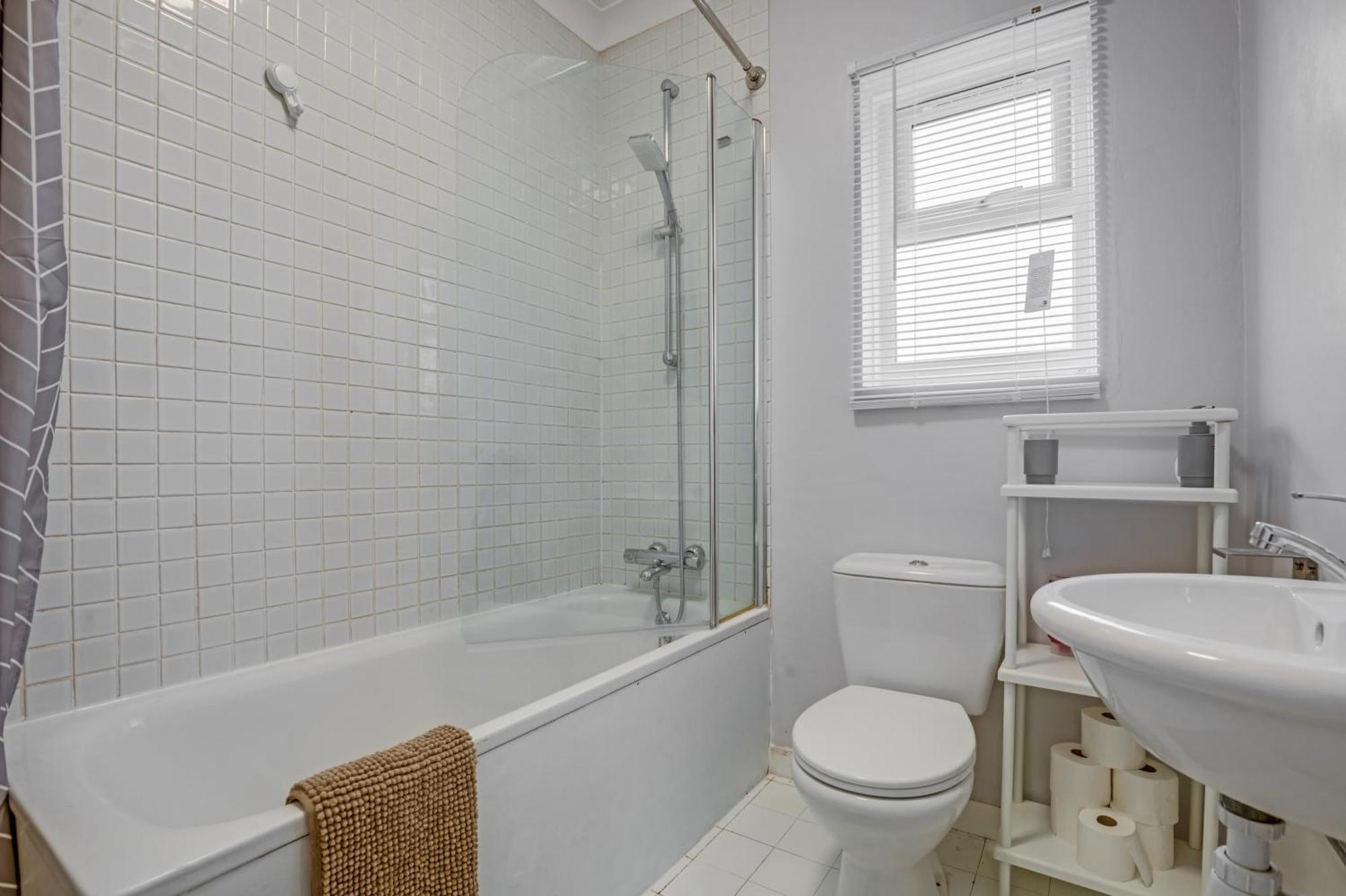 Annika - 3 Bedroom House, Driveway,2 Free Parking, Sleeps 7,cozy Garden Appartement
